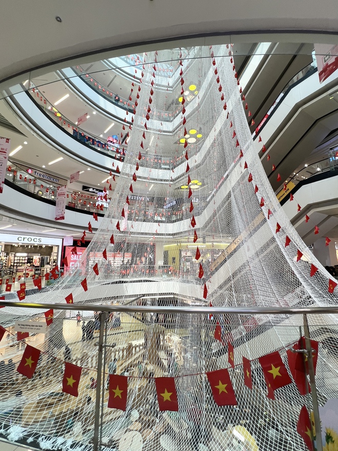 Tấm lưới tại Vạn Hạnh Mall thay đổi đúng dịp lễ 30/4: Người hiếu kỳ, người thích thú chụp ảnh- Ảnh 13. Tấm lưới tại Vạn Hạnh Mall thay đổi đúng dịp lễ 30/4: Người hiếu kỳ, người thích thú chụp ảnh- Ảnh 13.