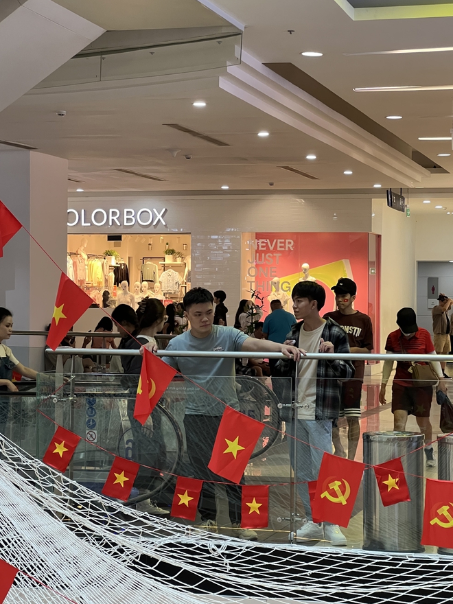 Tấm lưới tại Vạn Hạnh Mall thay đổi đúng dịp lễ 30/4: Người hiếu kỳ, người thích thú chụp ảnh- Ảnh 14. Tấm lưới tại Vạn Hạnh Mall thay đổi đúng dịp lễ 30/4: Người hiếu kỳ, người thích thú chụp ảnh- Ảnh 14.