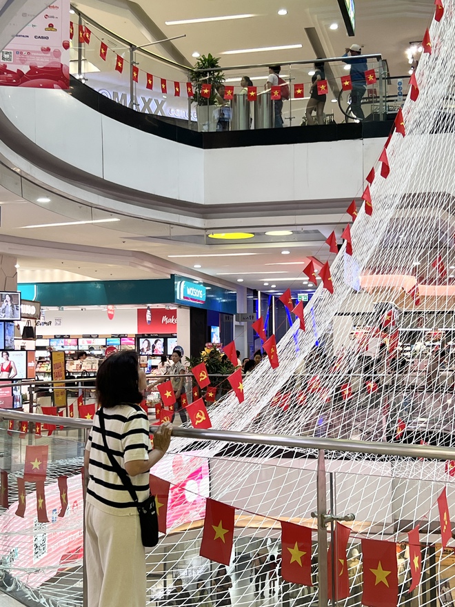 Tấm lưới tại Vạn Hạnh Mall thay đổi đúng dịp lễ 30/4: Người hiếu kỳ, người thích thú chụp ảnh- Ảnh 2. Tấm lưới tại Vạn Hạnh Mall thay đổi đúng dịp lễ 30/4: Người hiếu kỳ, người thích thú chụp ảnh- Ảnh 2.
