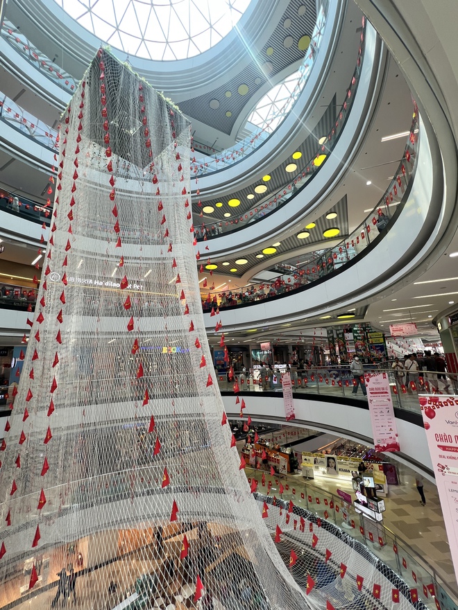 Tấm lưới tại Vạn Hạnh Mall thay đổi đúng dịp lễ 30/4: Người hiếu kỳ, người thích thú chụp ảnh- Ảnh 3. Tấm lưới tại Vạn Hạnh Mall thay đổi đúng dịp lễ 30/4: Người hiếu kỳ, người thích thú chụp ảnh- Ảnh 3.