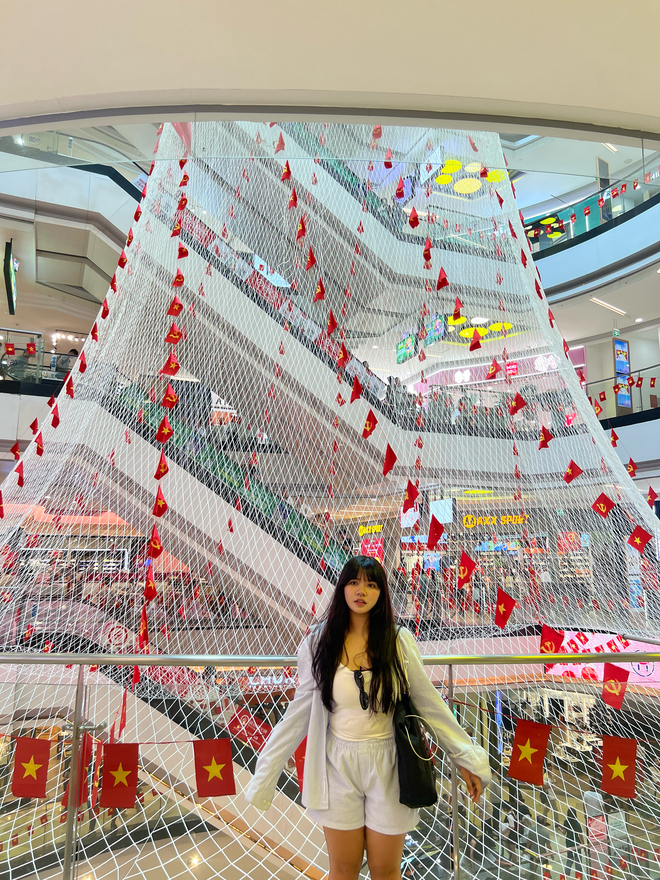 Tấm lưới tại Vạn Hạnh Mall thay đổi đúng dịp lễ 30/4: Người hiếu kỳ, người thích thú chụp ảnh- Ảnh 4. Tấm lưới tại Vạn Hạnh Mall thay đổi đúng dịp lễ 30/4: Người hiếu kỳ, người thích thú chụp ảnh- Ảnh 4.