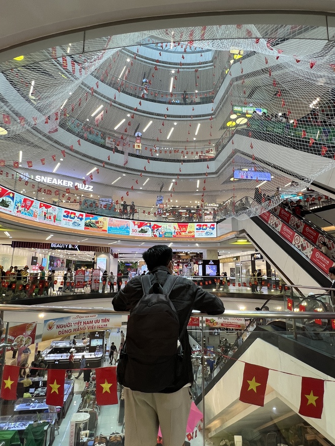 Tấm lưới tại Vạn Hạnh Mall thay đổi đúng dịp lễ 30/4: Người hiếu kỳ, người thích thú chụp ảnh- Ảnh 5. Tấm lưới tại Vạn Hạnh Mall thay đổi đúng dịp lễ 30/4: Người hiếu kỳ, người thích thú chụp ảnh- Ảnh 5.