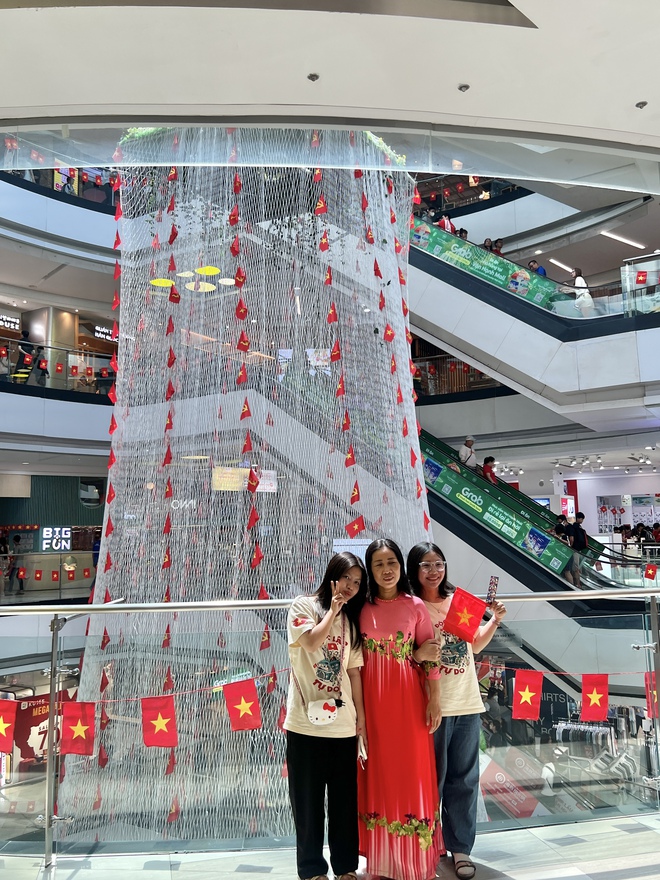 Tấm lưới tại Vạn Hạnh Mall thay đổi đúng dịp lễ 30/4: Người hiếu kỳ, người thích thú chụp ảnh- Ảnh 6. Tấm lưới tại Vạn Hạnh Mall thay đổi đúng dịp lễ 30/4: Người hiếu kỳ, người thích thú chụp ảnh- Ảnh 6.