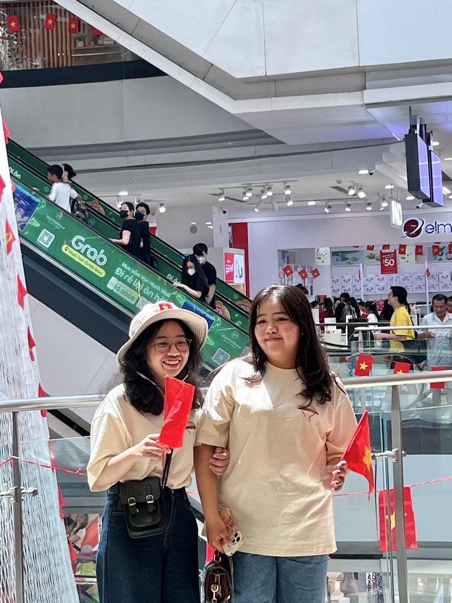 Tấm lưới tại Vạn Hạnh Mall thay đổi đúng dịp lễ 30/4: Người hiếu kỳ, người thích thú chụp ảnh- Ảnh 7. Tấm lưới tại Vạn Hạnh Mall thay đổi đúng dịp lễ 30/4: Người hiếu kỳ, người thích thú chụp ảnh- Ảnh 7.