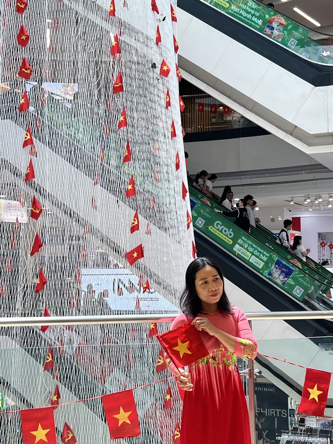 Tấm lưới tại Vạn Hạnh Mall thay đổi đúng dịp lễ 30/4: Người hiếu kỳ, người thích thú chụp ảnh- Ảnh 8. Tấm lưới tại Vạn Hạnh Mall thay đổi đúng dịp lễ 30/4: Người hiếu kỳ, người thích thú chụp ảnh- Ảnh 8.