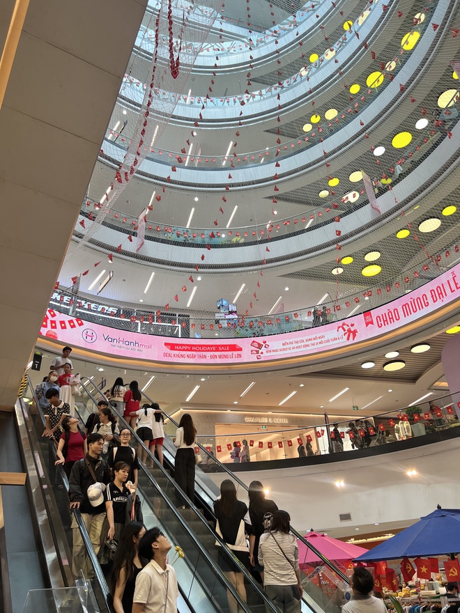Tấm lưới tại Vạn Hạnh Mall thay đổi đúng dịp lễ 30/4: Người hiếu kỳ, người thích thú chụp ảnh- Ảnh 9. Tấm lưới tại Vạn Hạnh Mall thay đổi đúng dịp lễ 30/4: Người hiếu kỳ, người thích thú chụp ảnh- Ảnh 9.