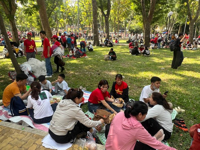 Cảnh tượng sau lễ diễu binh 30/4: Người dân cắm trại giữa công viên, nghỉ lấy sức để Cảnh tượng sau lễ diễu binh 30/4: Người dân cắm trại giữa công viên, nghỉ lấy sức để