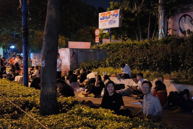 Cảnh tượng sau lễ diễu binh 30/4: Người dân cắm trại giữa công viên, nghỉ lấy sức để Cảnh tượng sau lễ diễu binh 30/4: Người dân cắm trại giữa công viên, nghỉ lấy sức để