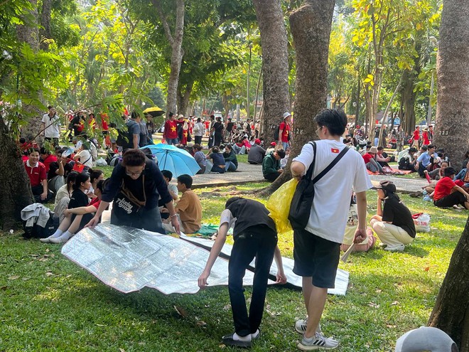 Cảnh tượng sau lễ diễu binh 30/4: Người dân cắm trại giữa công viên, nghỉ lấy sức để Cảnh tượng sau lễ diễu binh 30/4: Người dân cắm trại giữa công viên, nghỉ lấy sức để