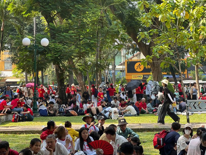 Cảnh tượng sau lễ diễu binh 30/4: Người dân cắm trại giữa công viên, nghỉ lấy sức để Cảnh tượng sau lễ diễu binh 30/4: Người dân cắm trại giữa công viên, nghỉ lấy sức để