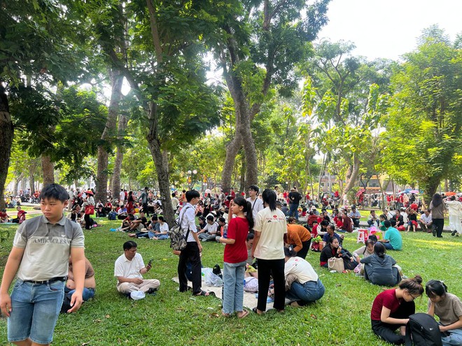 Cảnh tượng sau lễ diễu binh 30/4: Người dân cắm trại giữa công viên, nghỉ lấy sức để Cảnh tượng sau lễ diễu binh 30/4: Người dân cắm trại giữa công viên, nghỉ lấy sức để