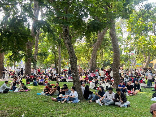 Cảnh tượng sau lễ diễu binh 30/4: Người dân cắm trại giữa công viên, nghỉ lấy sức để Cảnh tượng sau lễ diễu binh 30/4: Người dân cắm trại giữa công viên, nghỉ lấy sức để