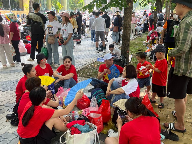 Cảnh tượng sau lễ diễu binh 30/4: Người dân cắm trại giữa công viên, nghỉ lấy sức để Cảnh tượng sau lễ diễu binh 30/4: Người dân cắm trại giữa công viên, nghỉ lấy sức để