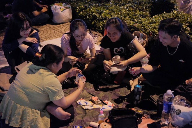 Cảnh tượng sau lễ diễu binh 30/4: Người dân cắm trại giữa công viên, nghỉ lấy sức để Cảnh tượng sau lễ diễu binh 30/4: Người dân cắm trại giữa công viên, nghỉ lấy sức để