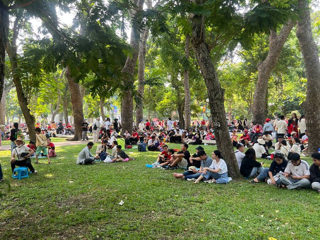 Cảnh tượng sau lễ diễu binh 30/4: Người dân cắm trại giữa công viên, nghỉ lấy sức để Cảnh tượng sau lễ diễu binh 30/4: Người dân cắm trại giữa công viên, nghỉ lấy sức để