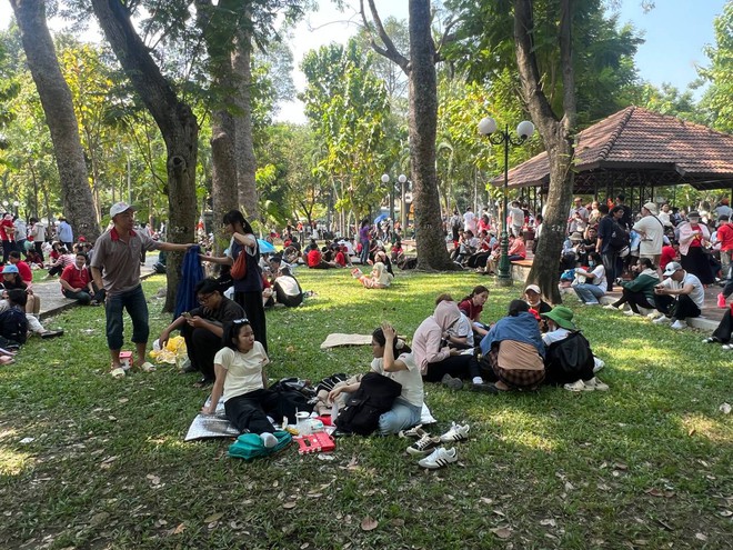 Cảnh tượng sau lễ diễu binh 30/4: Người dân cắm trại giữa công viên, nghỉ lấy sức để Cảnh tượng sau lễ diễu binh 30/4: Người dân cắm trại giữa công viên, nghỉ lấy sức để