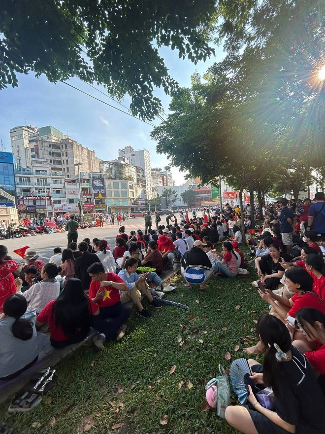 Cảnh tượng sau lễ diễu binh 30/4: Người dân cắm trại giữa công viên, nghỉ lấy sức để Cảnh tượng sau lễ diễu binh 30/4: Người dân cắm trại giữa công viên, nghỉ lấy sức để