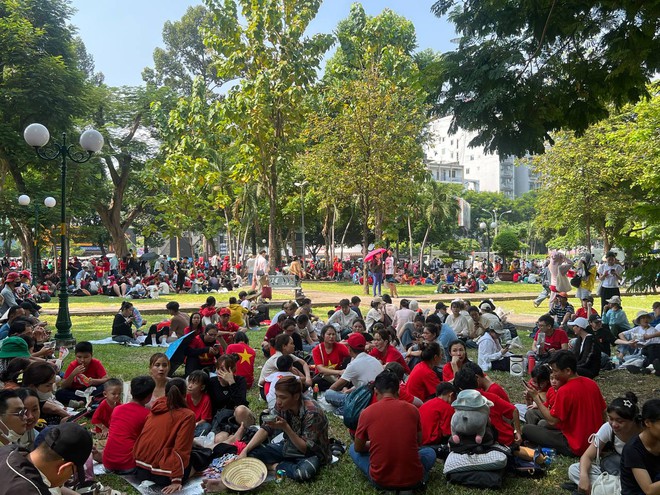 Cảnh tượng sau lễ diễu binh 30/4: Người dân cắm trại giữa công viên, nghỉ lấy sức để Cảnh tượng sau lễ diễu binh 30/4: Người dân cắm trại giữa công viên, nghỉ lấy sức để