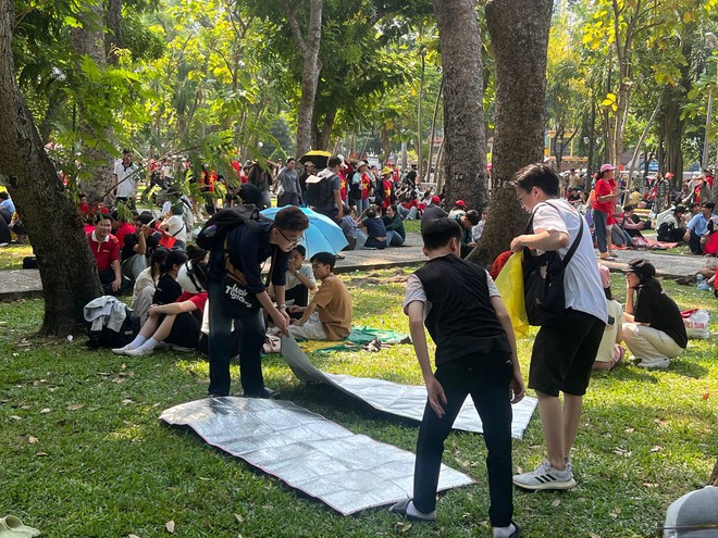 Cảnh tượng sau lễ diễu binh 30/4: Người dân cắm trại giữa công viên, nghỉ lấy sức để Cảnh tượng sau lễ diễu binh 30/4: Người dân cắm trại giữa công viên, nghỉ lấy sức để