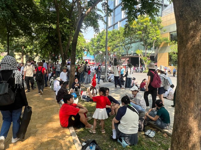 Cảnh tượng sau lễ diễu binh 30/4: Người dân cắm trại giữa công viên, nghỉ lấy sức để Cảnh tượng sau lễ diễu binh 30/4: Người dân cắm trại giữa công viên, nghỉ lấy sức để