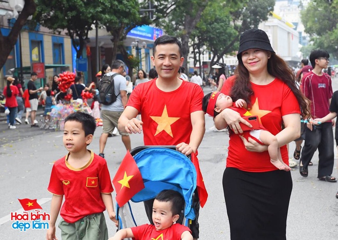 30/4 - Hà Nội, một ngày bình yên và đầy tự hào- Ảnh 2.