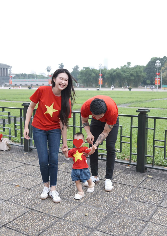 Gia đình Văn Hậu - Doãn Hải My tung bộ ảnh xịn xò mừng 30/4, được khen "gấp 3 visual", "gấp 3 lòng yêu nước"- Ảnh 5.