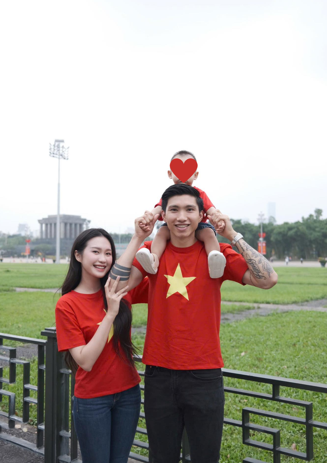 Gia đình Văn Hậu - Doãn Hải My tung bộ ảnh xịn xò mừng 30/4, được khen "gấp 3 visual", "gấp 3 lòng yêu nước"- Ảnh 3.