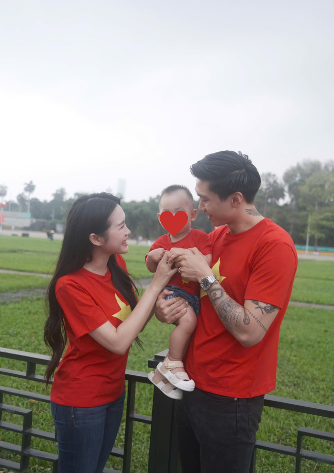 Gia đình Văn Hậu - Doãn Hải My tung bộ ảnh xịn xò mừng 30/4, được khen "gấp 3 visual", "gấp 3 lòng yêu nước"- Ảnh 4.