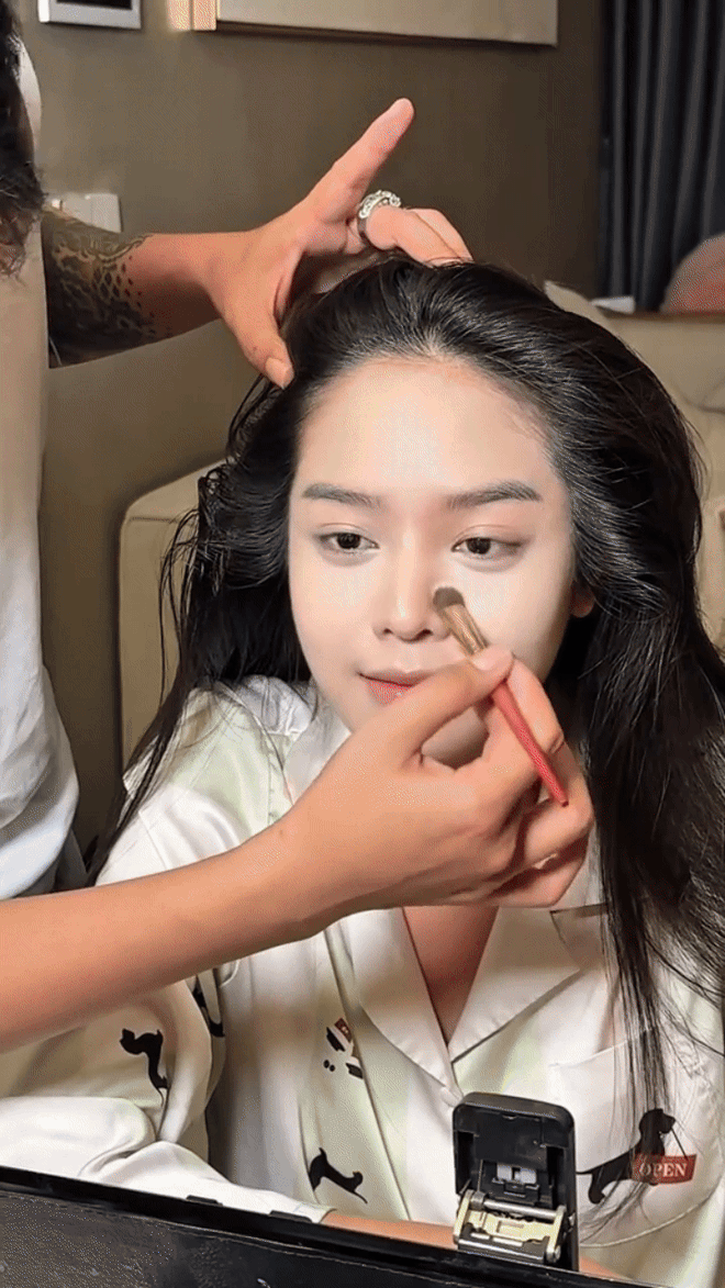 8 nghìn người thức xuyên đêm xem Thanh Thủy "biến hình" với áo dài đỏ: Quá lộng lẫy và xứng đáng- Ảnh 1. 8 nghìn người thức xuyên đêm xem Thanh Thủy "biến hình" với áo dài đỏ: Quá lộng lẫy và xứng đáng- Ảnh 1.