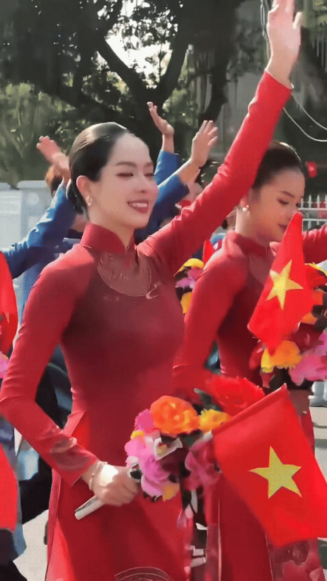 8 nghìn người thức xuyên đêm xem Thanh Thủy "biến hình" với áo dài đỏ: Quá lộng lẫy và xứng đáng- Ảnh 2. 8 nghìn người thức xuyên đêm xem Thanh Thủy "biến hình" với áo dài đỏ: Quá lộng lẫy và xứng đáng- Ảnh 2.