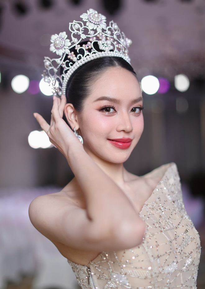 8 nghìn người thức xuyên đêm xem Thanh Thủy "biến hình" với áo dài đỏ: Quá lộng lẫy và xứng đáng- Ảnh 5. 8 nghìn người thức xuyên đêm xem Thanh Thủy "biến hình" với áo dài đỏ: Quá lộng lẫy và xứng đáng- Ảnh 5.
