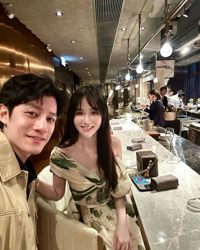 Ngỡ ngàng nhan sắc cam thường của Trần Kiều Ân sau khi lộ mặt sưng phồng, xô lệch cứng đơ như tượng sáp- Ảnh 2.
