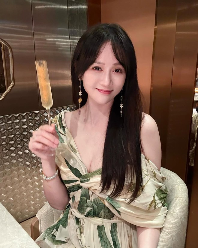 Ngỡ ngàng nhan sắc cam thường của Trần Kiều Ân sau khi lộ mặt sưng phồng, xô lệch cứng đơ như tượng sáp- Ảnh 1.