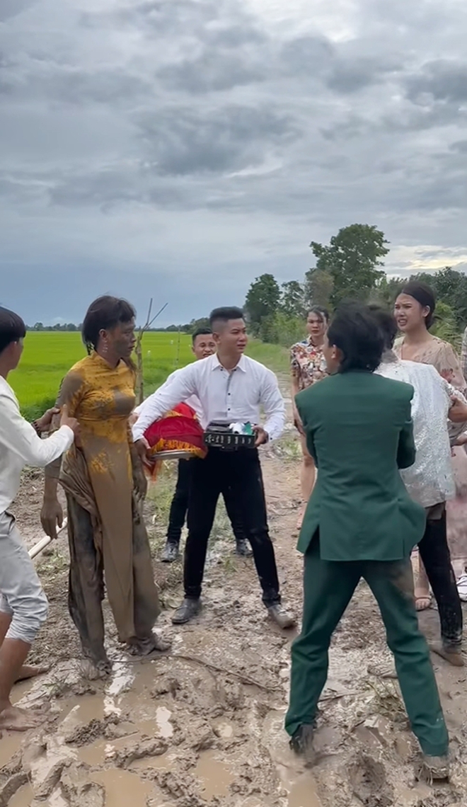 Xuất hiện clip bố mẹ chú rể xô xát trên đường đi rước dâu: Thực hư thế nào?- Ảnh 3.