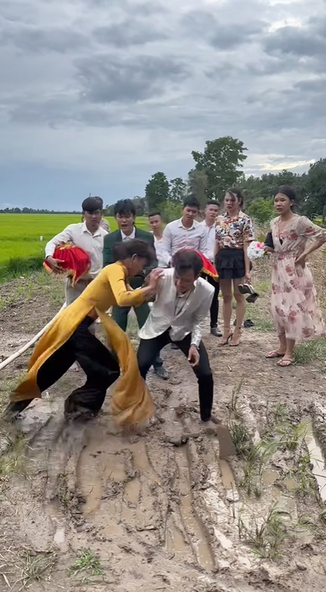 Xuất hiện clip bố mẹ chú rể xô xát trên đường đi rước dâu: Thực hư thế nào?- Ảnh 2.