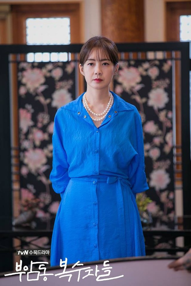 Phu nhân nổi như cồn trên mạng xã hội nhờ khí chất thanh tao, giờ 45 tuổi vẫn trẻ đẹp y nguyên- Ảnh 1.