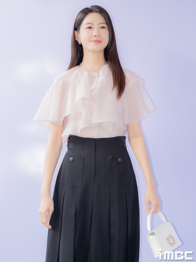 Phu nhân nổi như cồn trên mạng xã hội nhờ khí chất thanh tao, giờ 45 tuổi vẫn trẻ đẹp y nguyên- Ảnh 15.