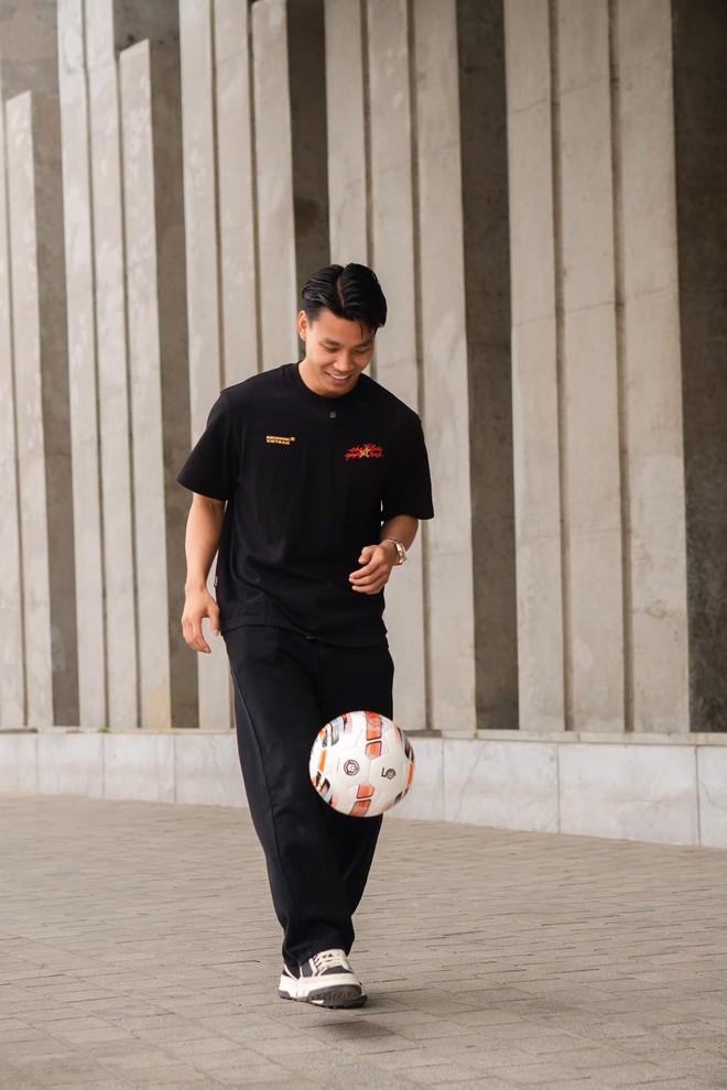 Người hùng U23 Việt Nam lứa Thường Châu hẹn hò với nàng WAG, khoảnh khắc trong thang máy mới lãng mạn- Ảnh 3.