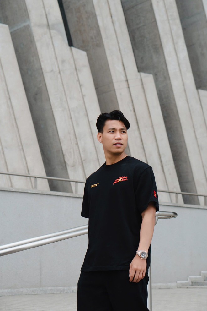 Người hùng U23 Việt Nam lứa Thường Châu hẹn hò với nàng WAG, khoảnh khắc trong thang máy mới lãng mạn- Ảnh 2.