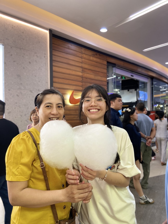 Cảnh tượng khác hoàn toàn tại Vạn Hạnh Mall mấy ngày nay: Dòng người xếp hàng dài, liên tục khen ngợi 1 điều- Ảnh 3. Cảnh tượng khác hoàn toàn tại Vạn Hạnh Mall mấy ngày nay: Dòng người xếp hàng dài, liên tục khen ngợi 1 điều- Ảnh 3.