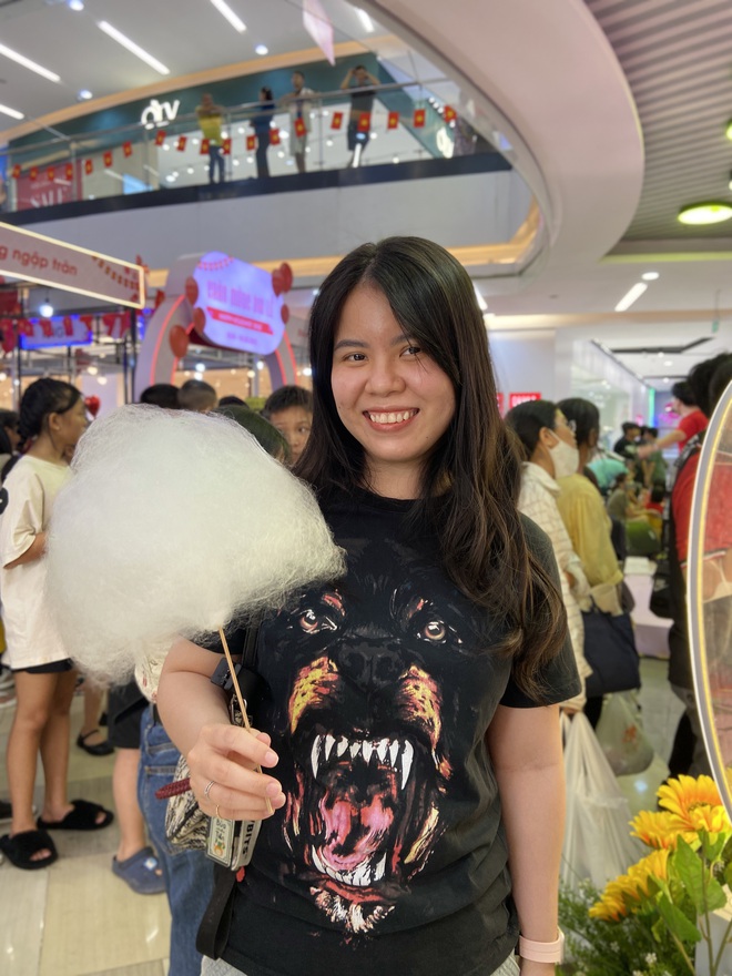 Cảnh tượng khác hoàn toàn tại Vạn Hạnh Mall mấy ngày nay: Dòng người xếp hàng dài, liên tục khen ngợi 1 điều- Ảnh 4. Cảnh tượng khác hoàn toàn tại Vạn Hạnh Mall mấy ngày nay: Dòng người xếp hàng dài, liên tục khen ngợi 1 điều- Ảnh 4.