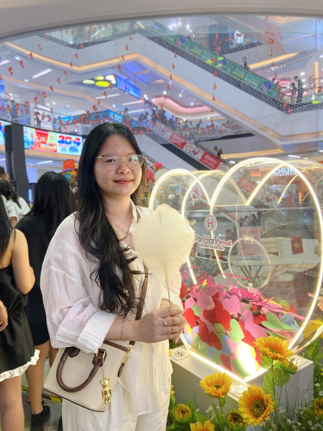 Cảnh tượng khác hoàn toàn tại Vạn Hạnh Mall mấy ngày nay: Dòng người xếp hàng dài, liên tục khen ngợi 1 điều- Ảnh 5. Cảnh tượng khác hoàn toàn tại Vạn Hạnh Mall mấy ngày nay: Dòng người xếp hàng dài, liên tục khen ngợi 1 điều- Ảnh 5.
