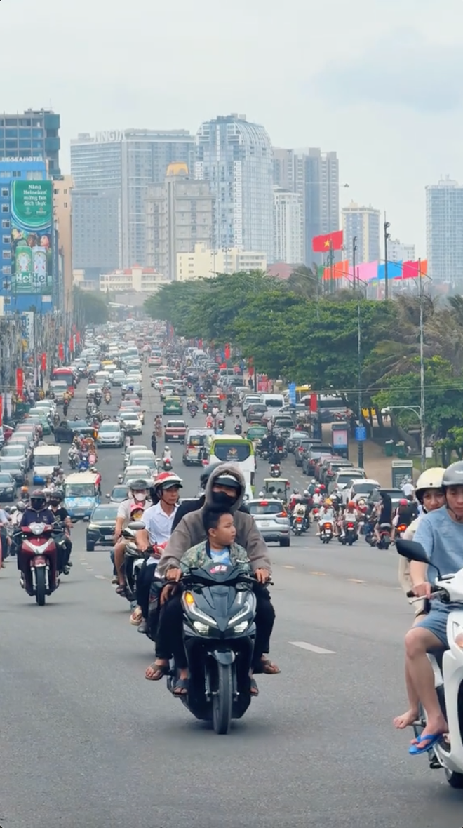 Cảnh tượng đông nghịt ngày 1/5 ở các điểm du lịch khắp cả nước, một nơi giữ vững độ hot- Ảnh 1.