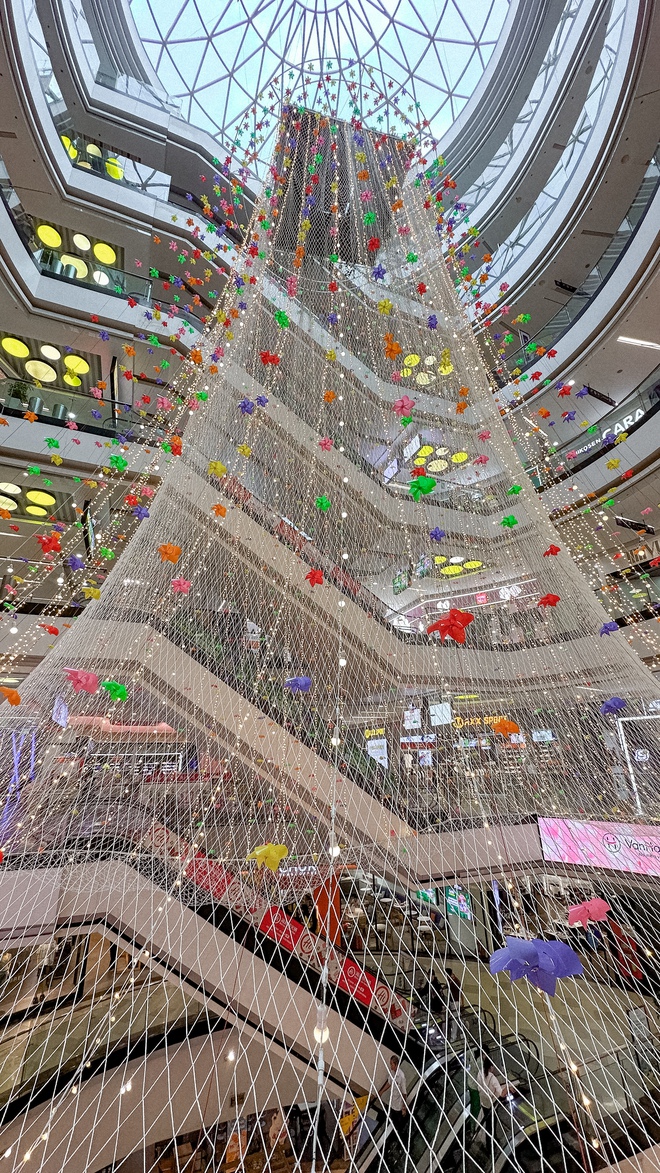Cận cảnh tấm lưới vừa "lột xác" của Vạn Hạnh Mall: Trang trí hoa đèn lung linh, thu hút dân tình chụp ảnh "sống ảo"- Ảnh 1. Cận cảnh tấm lưới vừa "lột xác" của Vạn Hạnh Mall: Trang trí hoa đèn lung linh, thu hút dân tình chụp ảnh "sống ảo"- Ảnh 1.