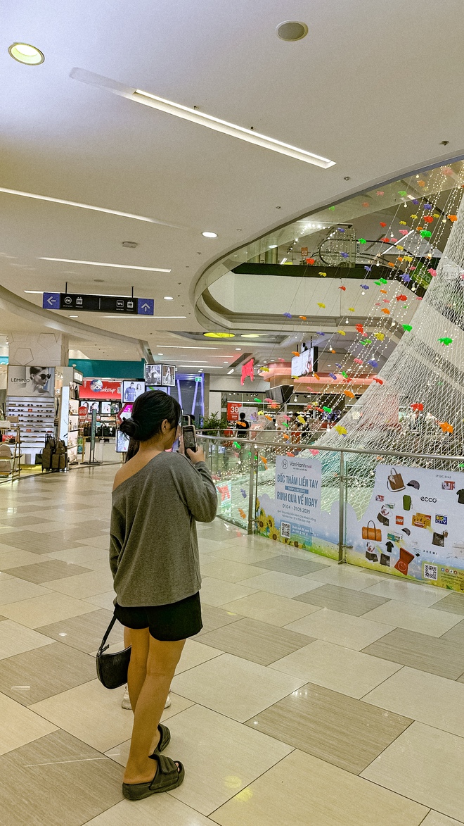 Cận cảnh tấm lưới vừa "lột xác" của Vạn Hạnh Mall: Trang trí hoa đèn lung linh, thu hút dân tình chụp ảnh "sống ảo"- Ảnh 10. Cận cảnh tấm lưới vừa "lột xác" của Vạn Hạnh Mall: Trang trí hoa đèn lung linh, thu hút dân tình chụp ảnh "sống ảo"- Ảnh 10.