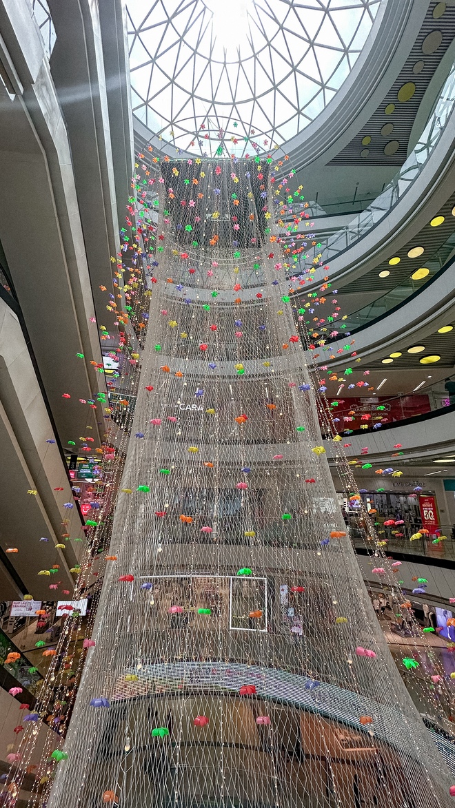 Cận cảnh tấm lưới vừa "lột xác" của Vạn Hạnh Mall: Trang trí hoa đèn lung linh, thu hút dân tình chụp ảnh "sống ảo"- Ảnh 2. Cận cảnh tấm lưới vừa "lột xác" của Vạn Hạnh Mall: Trang trí hoa đèn lung linh, thu hút dân tình chụp ảnh "sống ảo"- Ảnh 2.