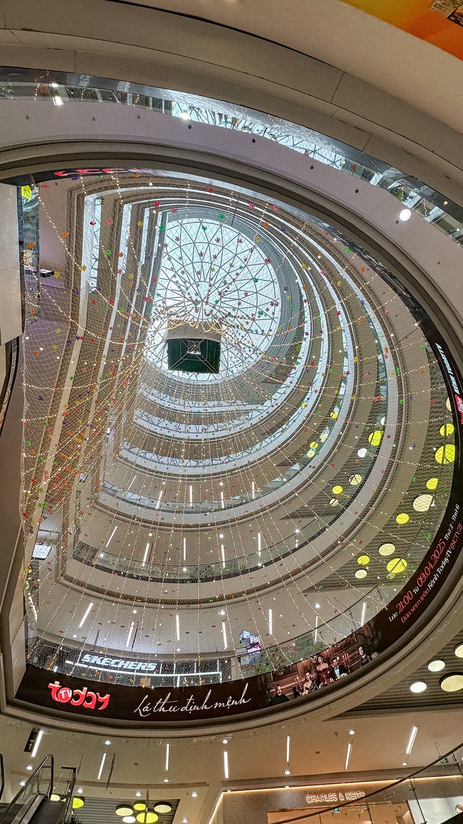Cận cảnh tấm lưới vừa "lột xác" của Vạn Hạnh Mall: Trang trí hoa đèn lung linh, thu hút dân tình chụp ảnh "sống ảo"- Ảnh 3. Cận cảnh tấm lưới vừa "lột xác" của Vạn Hạnh Mall: Trang trí hoa đèn lung linh, thu hút dân tình chụp ảnh "sống ảo"- Ảnh 3.