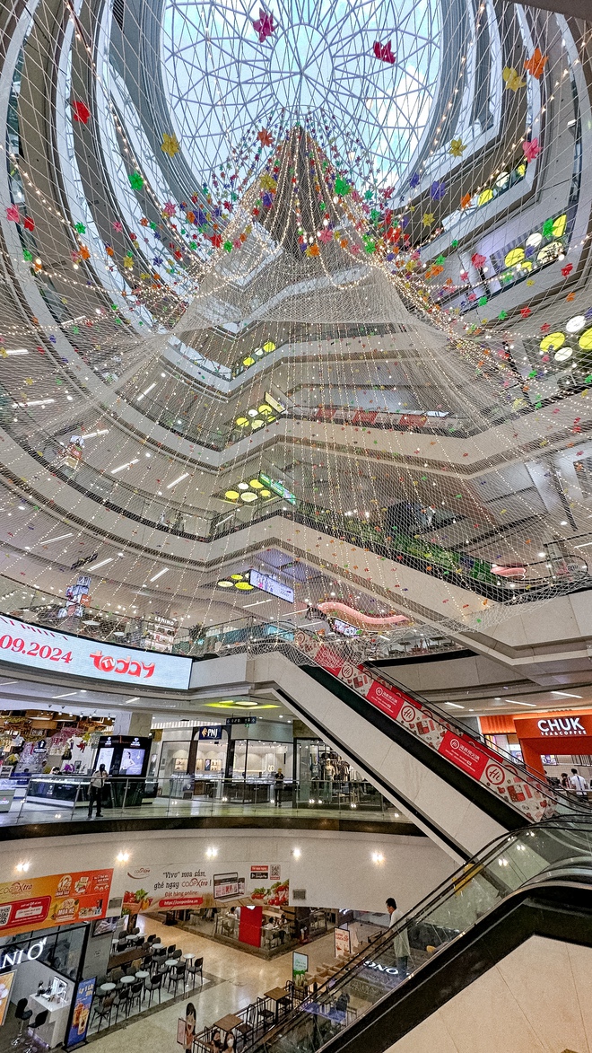 Cận cảnh tấm lưới vừa "lột xác" của Vạn Hạnh Mall: Trang trí hoa đèn lung linh, thu hút dân tình chụp ảnh "sống ảo"- Ảnh 4. Cận cảnh tấm lưới vừa "lột xác" của Vạn Hạnh Mall: Trang trí hoa đèn lung linh, thu hút dân tình chụp ảnh "sống ảo"- Ảnh 4.