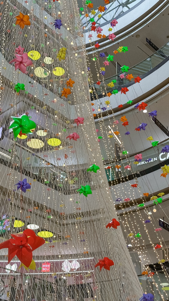 Cận cảnh tấm lưới vừa "lột xác" của Vạn Hạnh Mall: Trang trí hoa đèn lung linh, thu hút dân tình chụp ảnh "sống ảo"- Ảnh 5. Cận cảnh tấm lưới vừa "lột xác" của Vạn Hạnh Mall: Trang trí hoa đèn lung linh, thu hút dân tình chụp ảnh "sống ảo"- Ảnh 5.