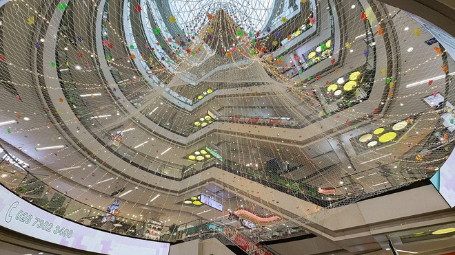 Cận cảnh tấm lưới vừa "lột xác" của Vạn Hạnh Mall: Trang trí hoa đèn lung linh, thu hút dân tình chụp ảnh "sống ảo"- Ảnh 7. Cận cảnh tấm lưới vừa "lột xác" của Vạn Hạnh Mall: Trang trí hoa đèn lung linh, thu hút dân tình chụp ảnh "sống ảo"- Ảnh 7.